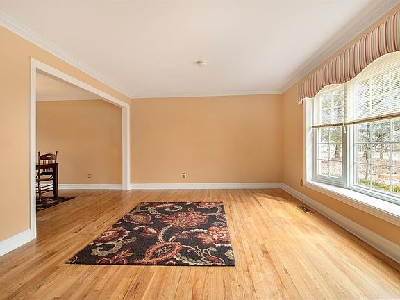 4th image of 1530 Dicken Dr