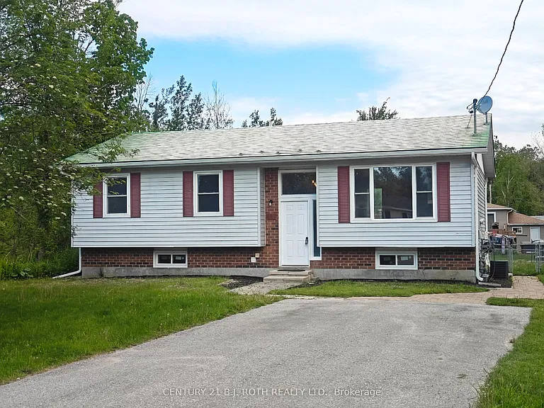 698 Burton Dr — Photo 1