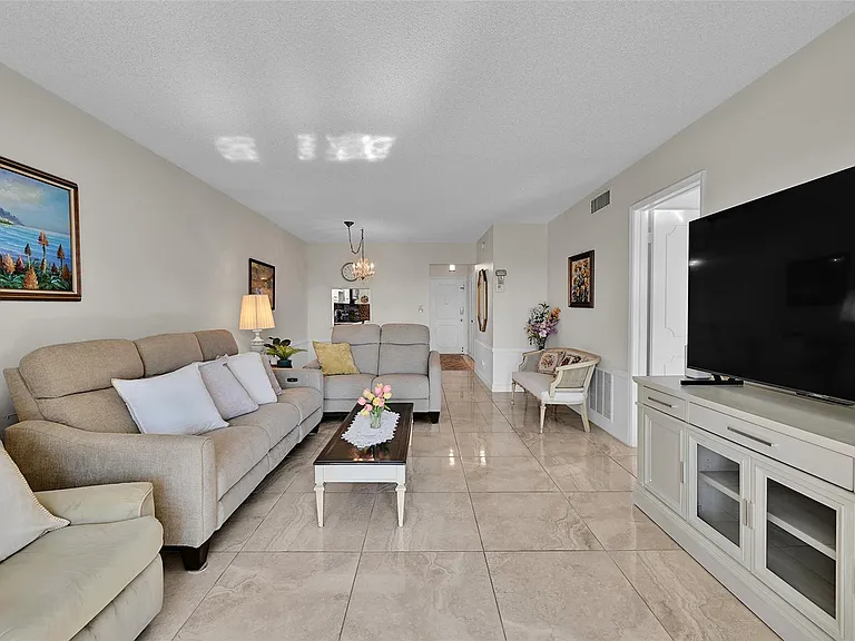 2350 NE 14th Street Cswy #609 — Photo 3
