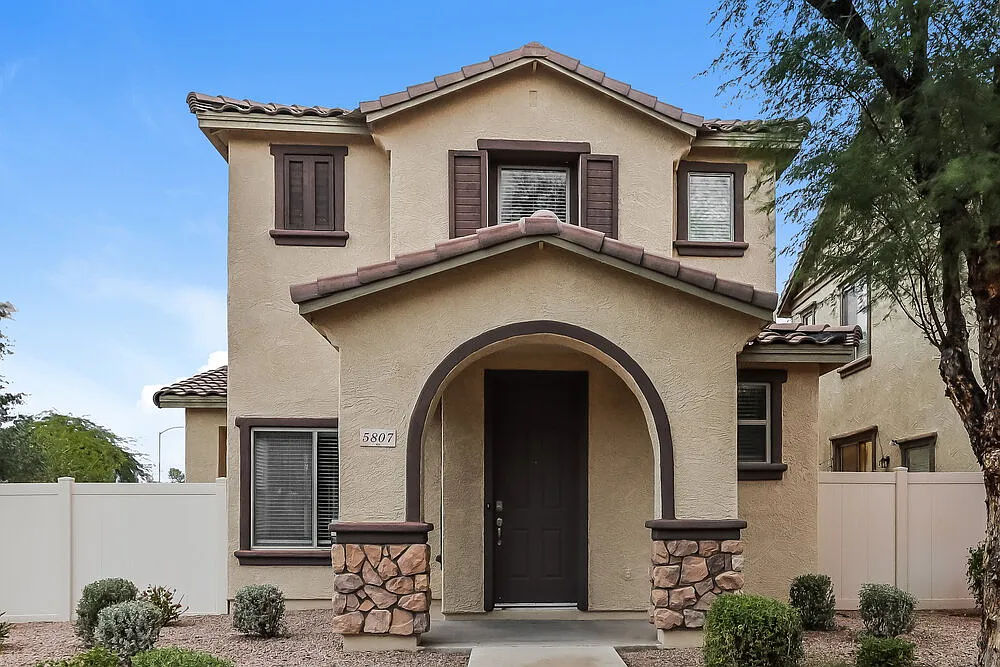 3 bed, 2.5 bath, 1522 sqft, $2,100 — Photo 1