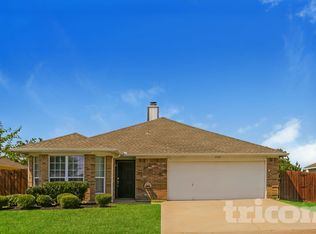 6910 Meadow Bend Dr, Arlington, TX 76002