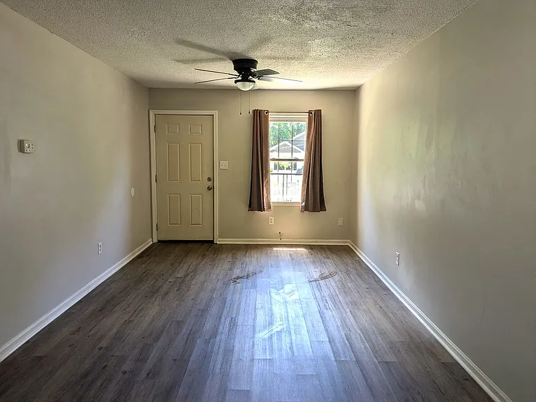 211 8th Avenue Dr SE — Photo 2