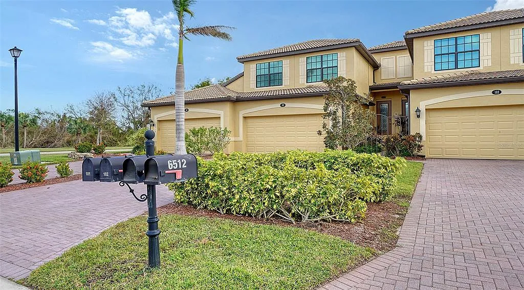 3 bed, 2.0 bath, 2108 sqft, $3,400 — Photo 2