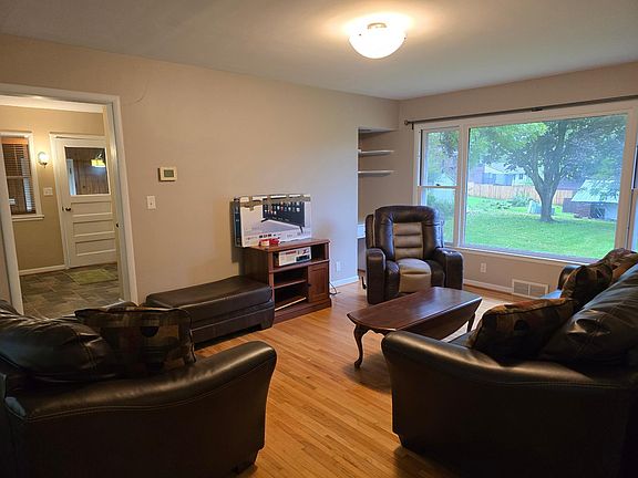 3rd image of 820 6th St