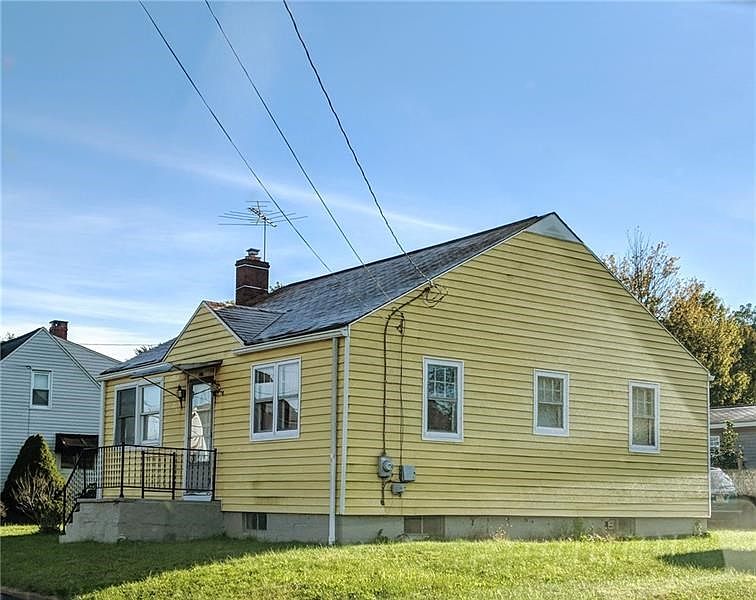 Well-maintained 2 br/1ba home just outside of Latrobe, Derry Area SD.  Great downsize or starter!