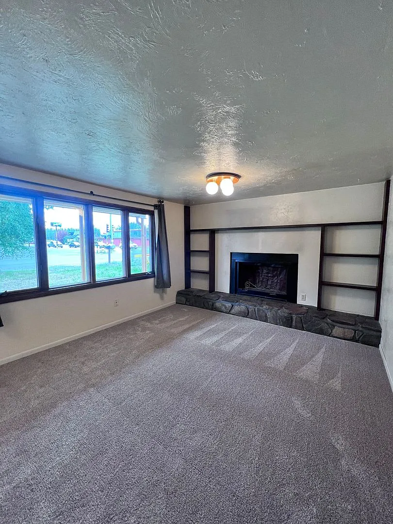 3 Bedroom / 2 Bathroom / 2 Car Non heated Garage — Photo 3
