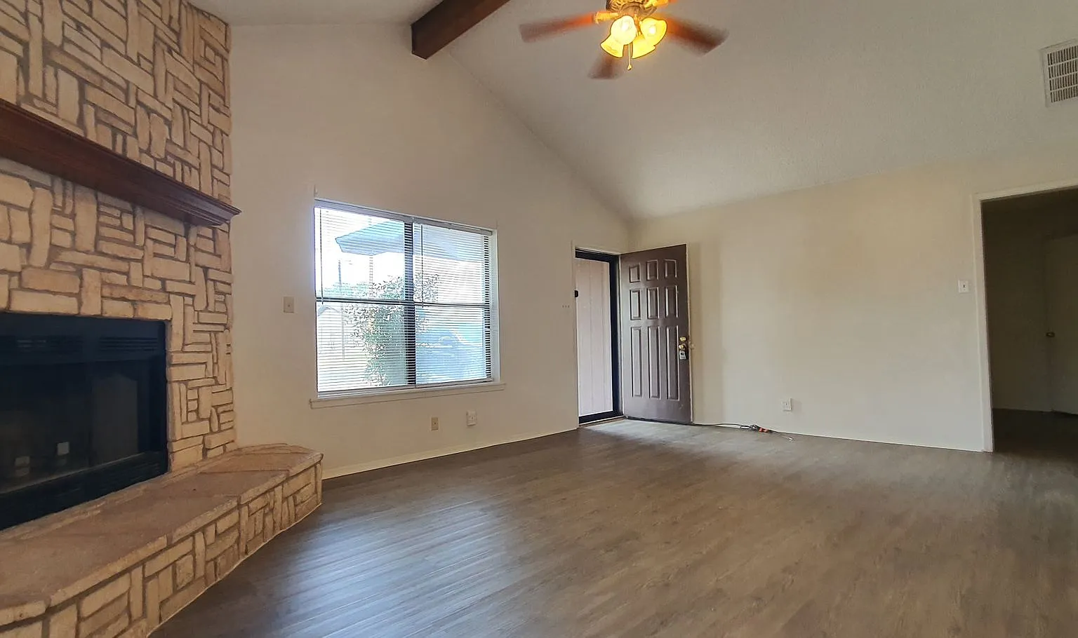 Spacious 4 Bed, 2 Bath Home Available Now! — Photo 4