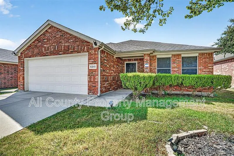 3 bed, 2.0 bath, 1290 sqft, $2,050 — Photo 2