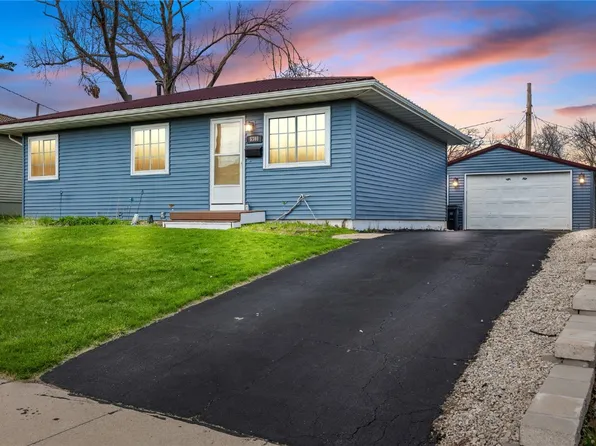 5300 Holly Ave NW, Cedar Rapids, IA 52405