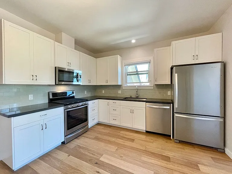 1027 Lincoln Ave — Photo 8