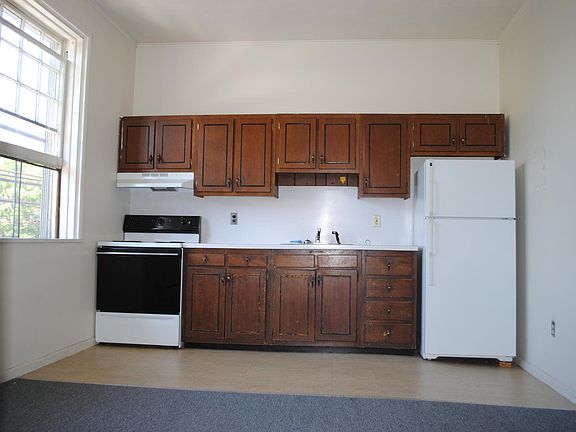 2nd image of 94 Main St APT C