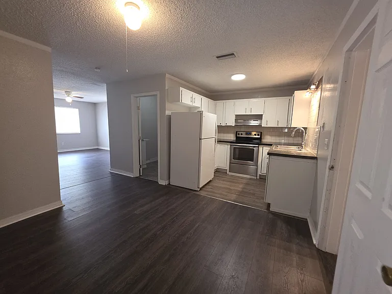843 Grove Ave — Photo 3