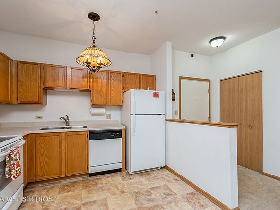 4th image of 605 Barrington Ave APT 136