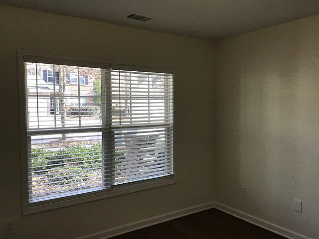 2512 Walnut Tree Ln — Photo 18