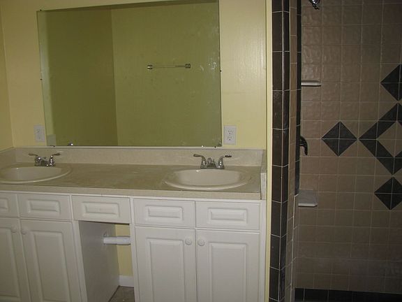 Master Bath w/walk in shower