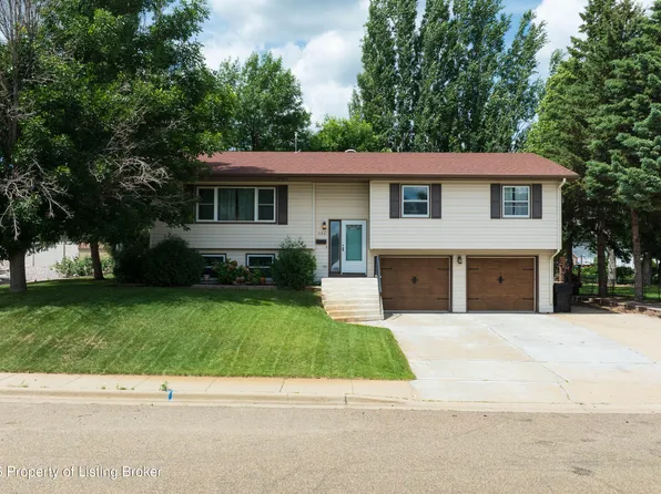 680 4th Ave SW, Dickinson, ND 58601