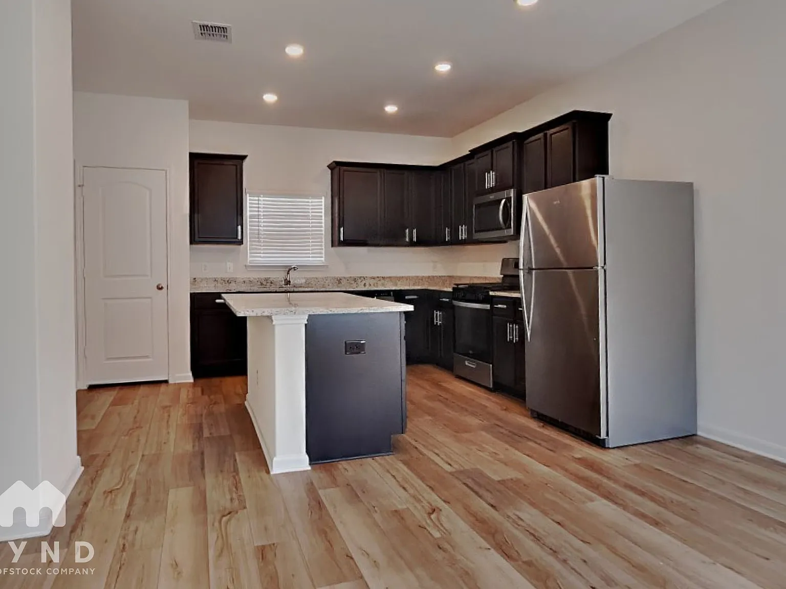 3 bed, 2.5 bath, 1430 sqft, $1,615 — Photo 4