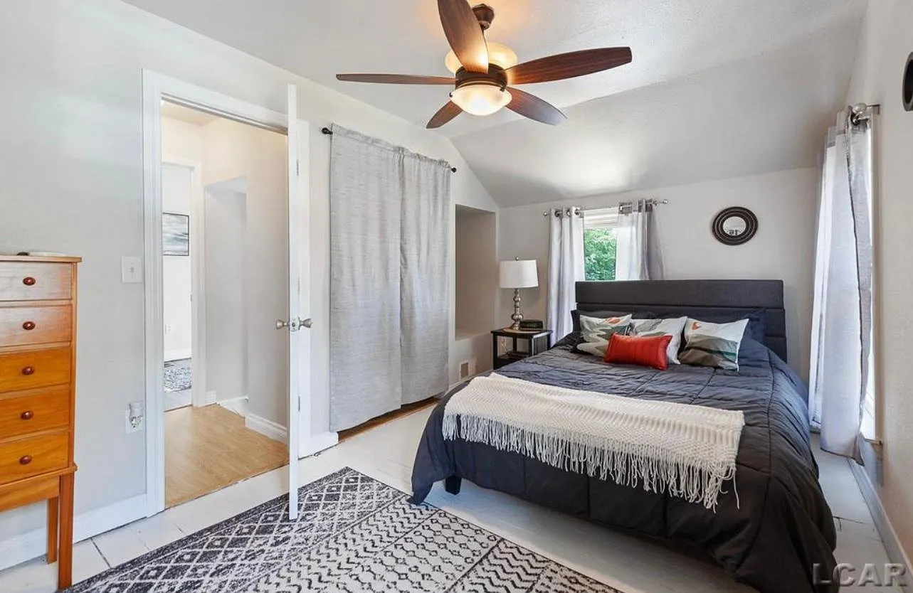 4 bed, 1072 sqft, $2,300 — Photo 4