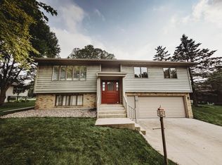 915 Crestview Ln, Owatonna, MN 55060
