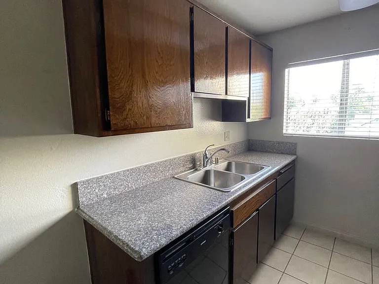 718 N Monterey St — Photo 31