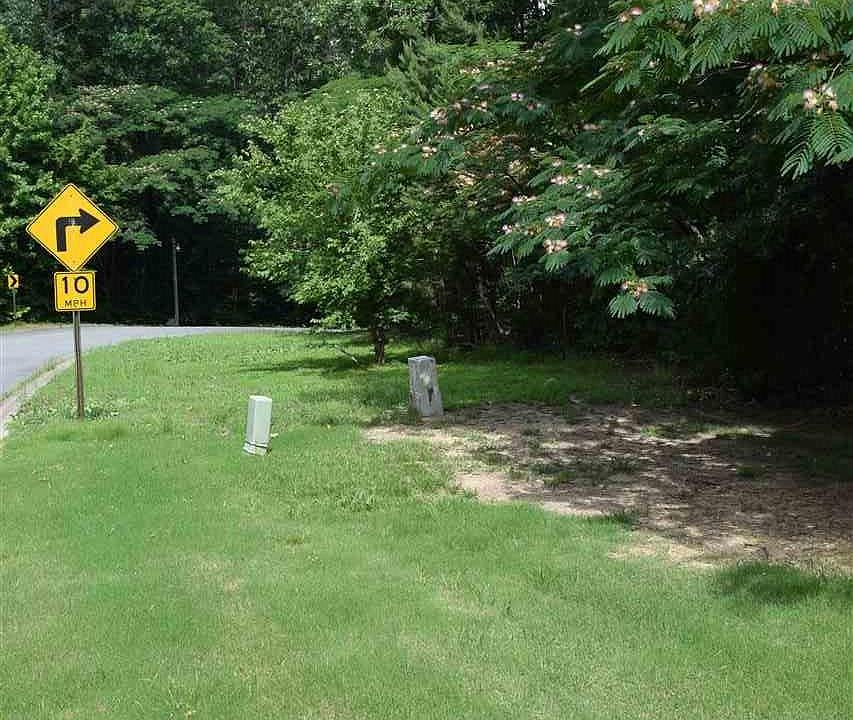 2nd image of River Oaks Dr
