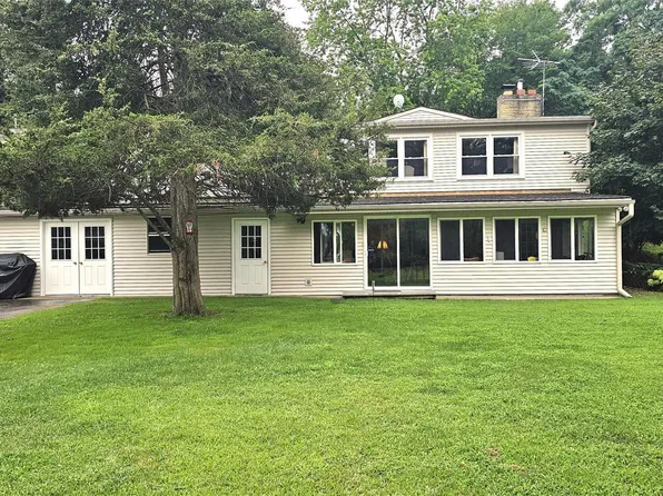 10040 Stinchfield Woods Rd, Pinckney, MI 48169