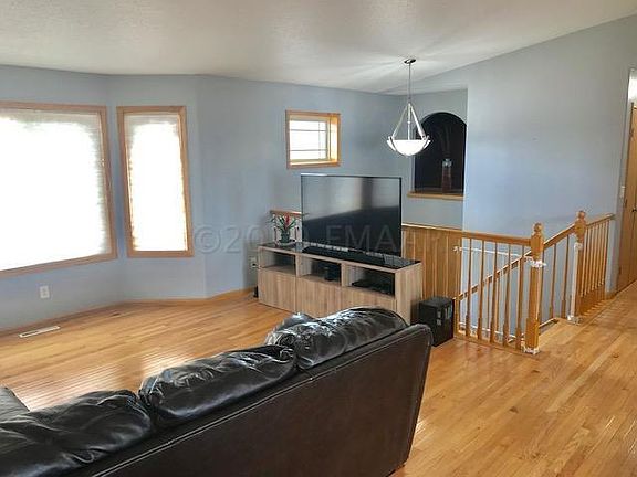 2nd image of 814 18th Ave W