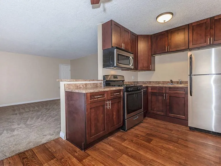 Dorado Plaza Apartments — Photo 34