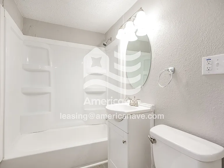 855500_012_bathroom_13684069.jpg