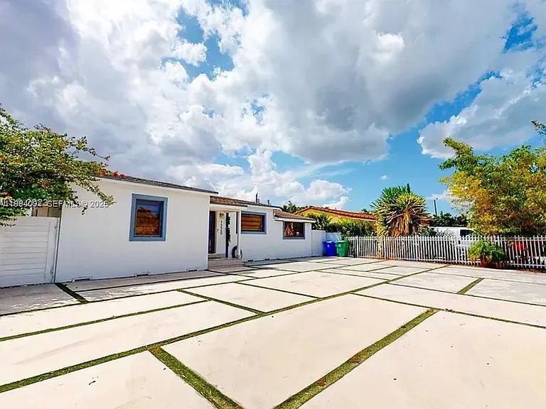 1220 NW 37th Ave — Photo 6