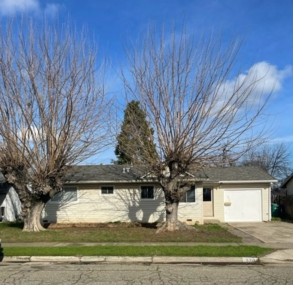 Anderson 3 Bedroom Home in Cascade Neighborhood with fenced yard — Photo 1