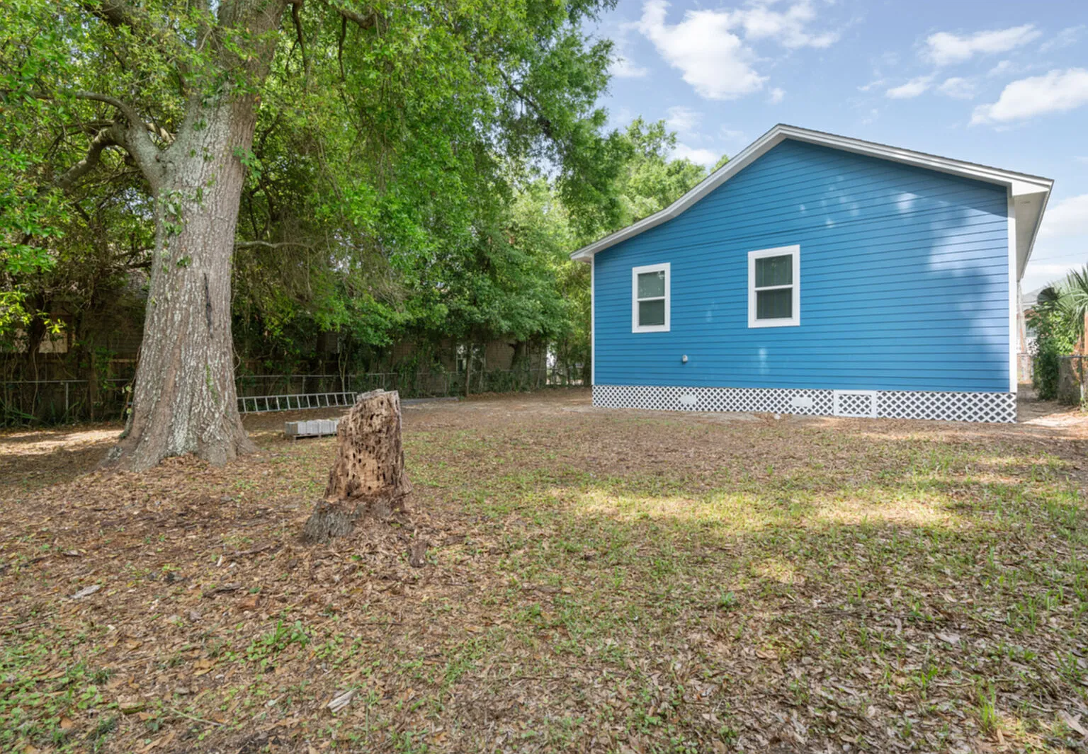 3 bed, 2.0 bath, 1017 sqft, $2,195 — Photo 2