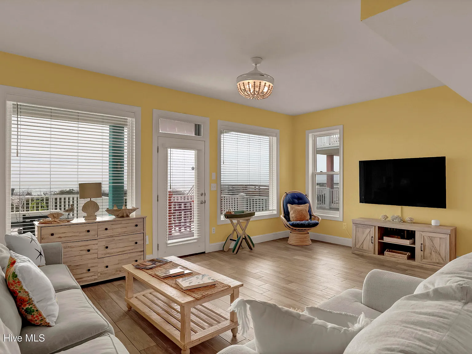 3 bed, 2.5 bath, 1500 sqft, $3,800 — Photo 2