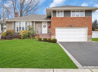 40 Parkway Dr, Syosset, NY 11791