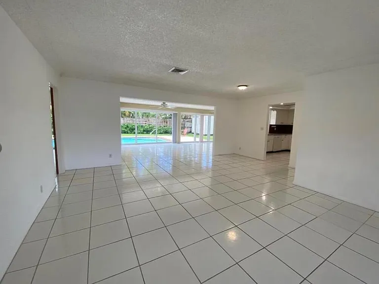 1230 SE 14th Dr — Photo 7