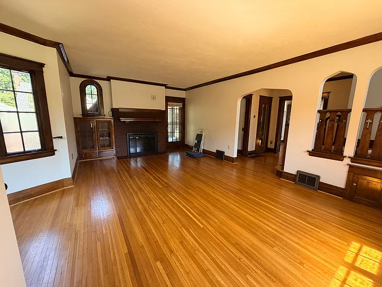942 Harrison Ave — Photo 3
