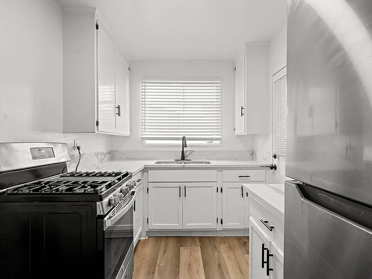 4320 Santa Rosalia Dr — Photo 14