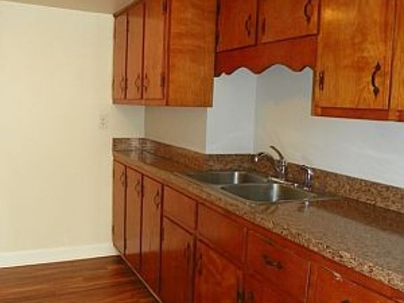 5th image of 302 Burton Ct #1B-1Ba
