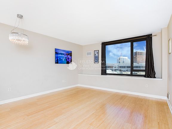 3rd image of 250 King St Unit 776