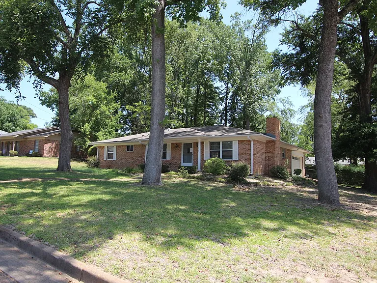 1536 Crockett Dr — Photo 2