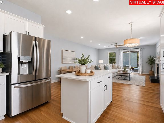 4th image of 843 SE 43rd Ave