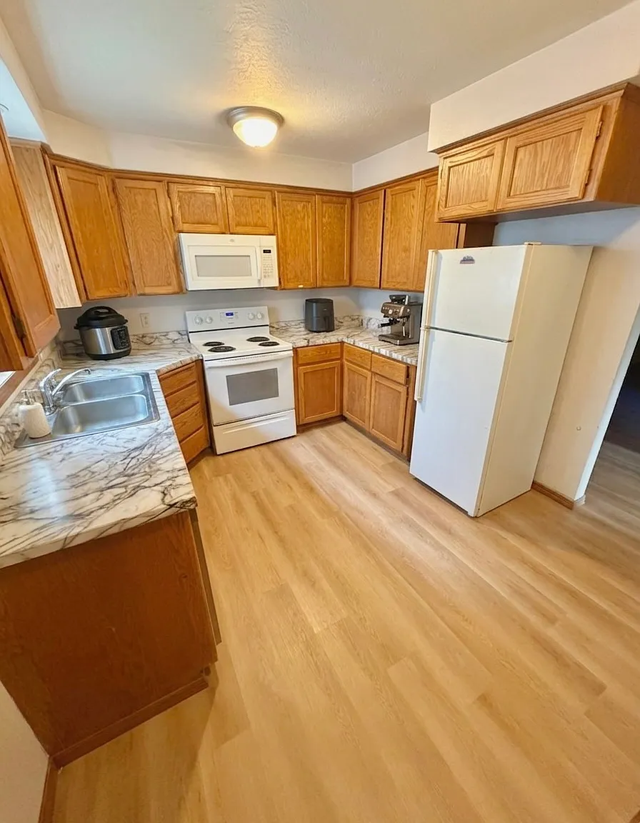 10 bed, 3000 sqft, $950 — Photo 3