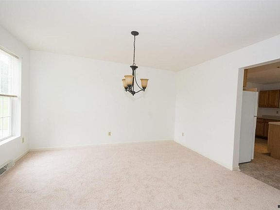 5th image of 122 Berkshire Ln