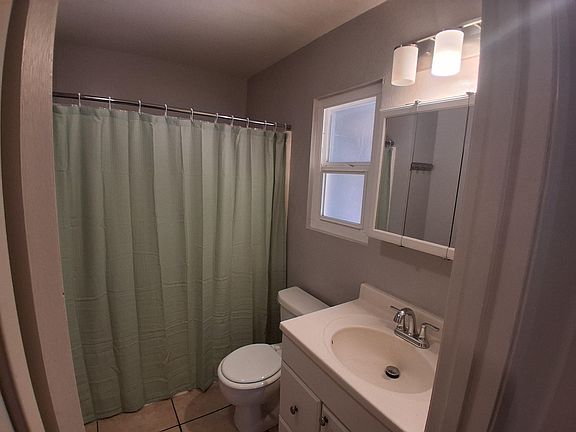 3rd image of 14359 Sinclair Cir
