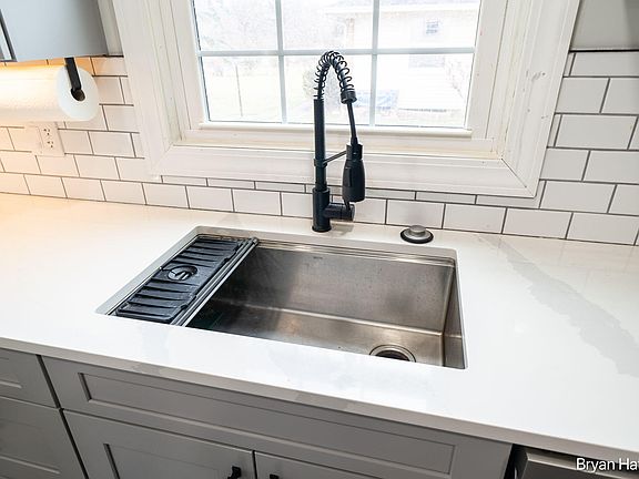 5th image of 2836 Fuller Ave NE