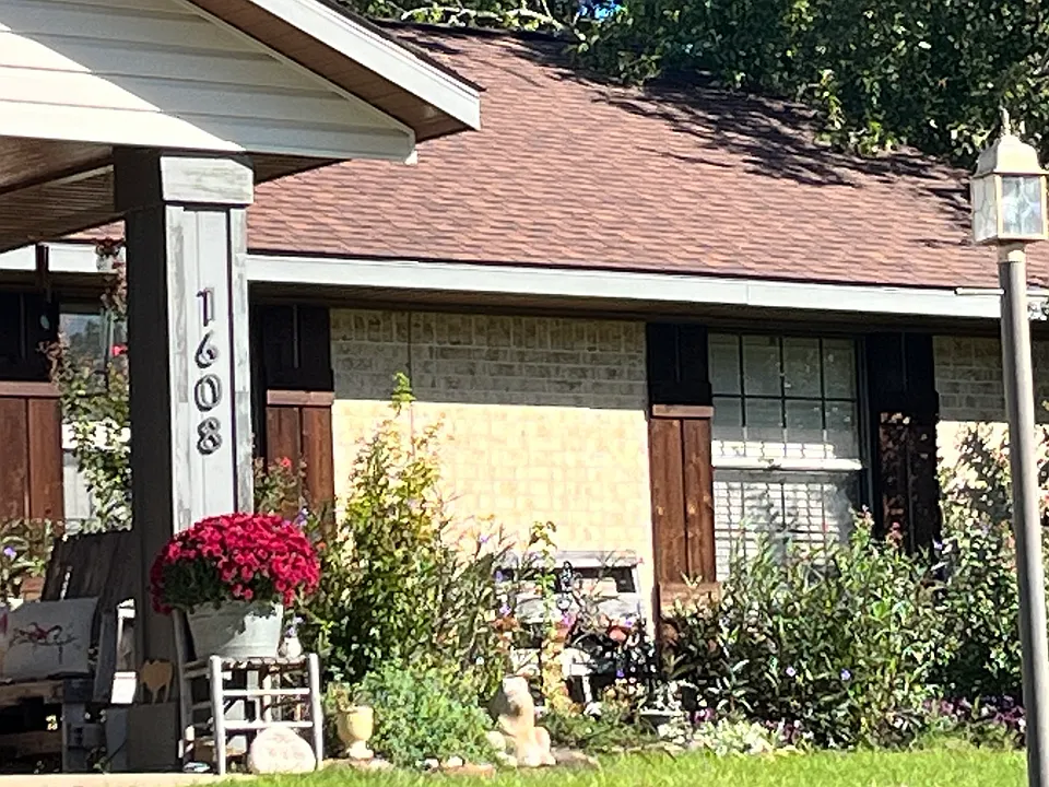 1608 Red Bud Ln