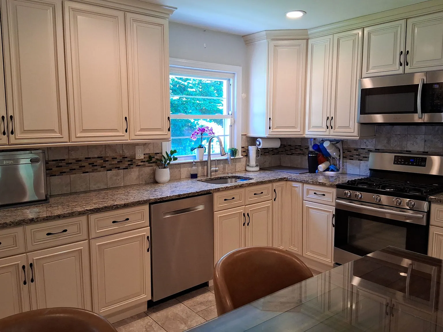 3 bed, $5,700 — Photo 2