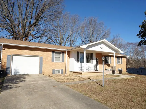 16447 Crestview Dr, Dexter, MO 63841