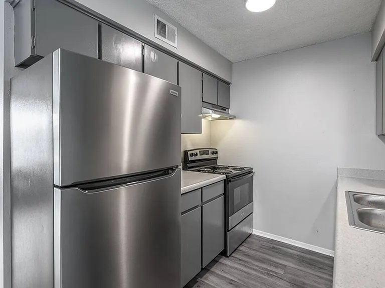 Windsor Gardens Apartments — Photo 13