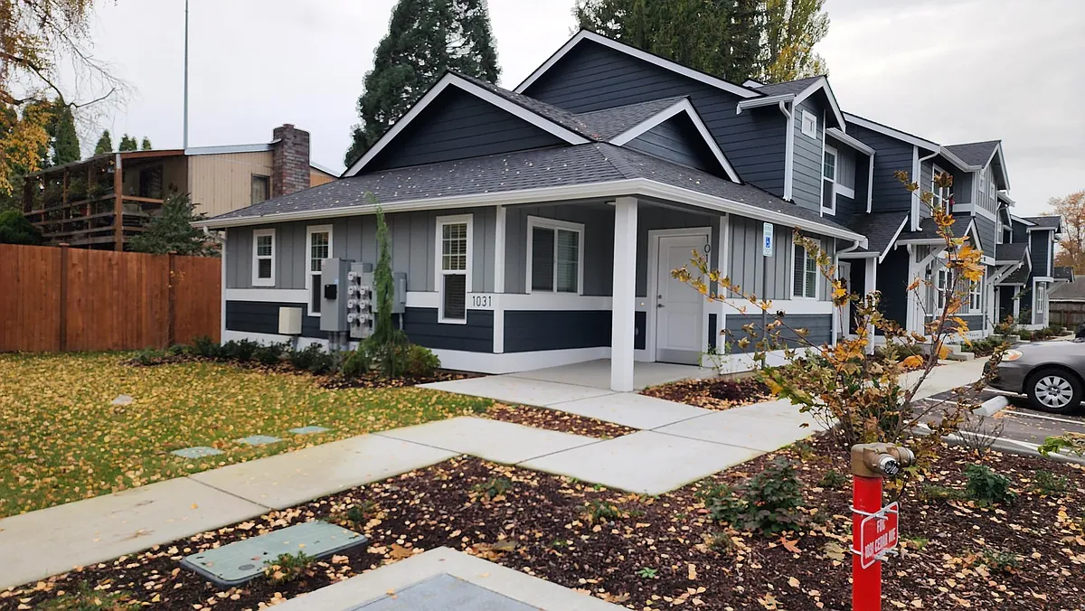 Building Photo - 1031 Cedar Ave #101